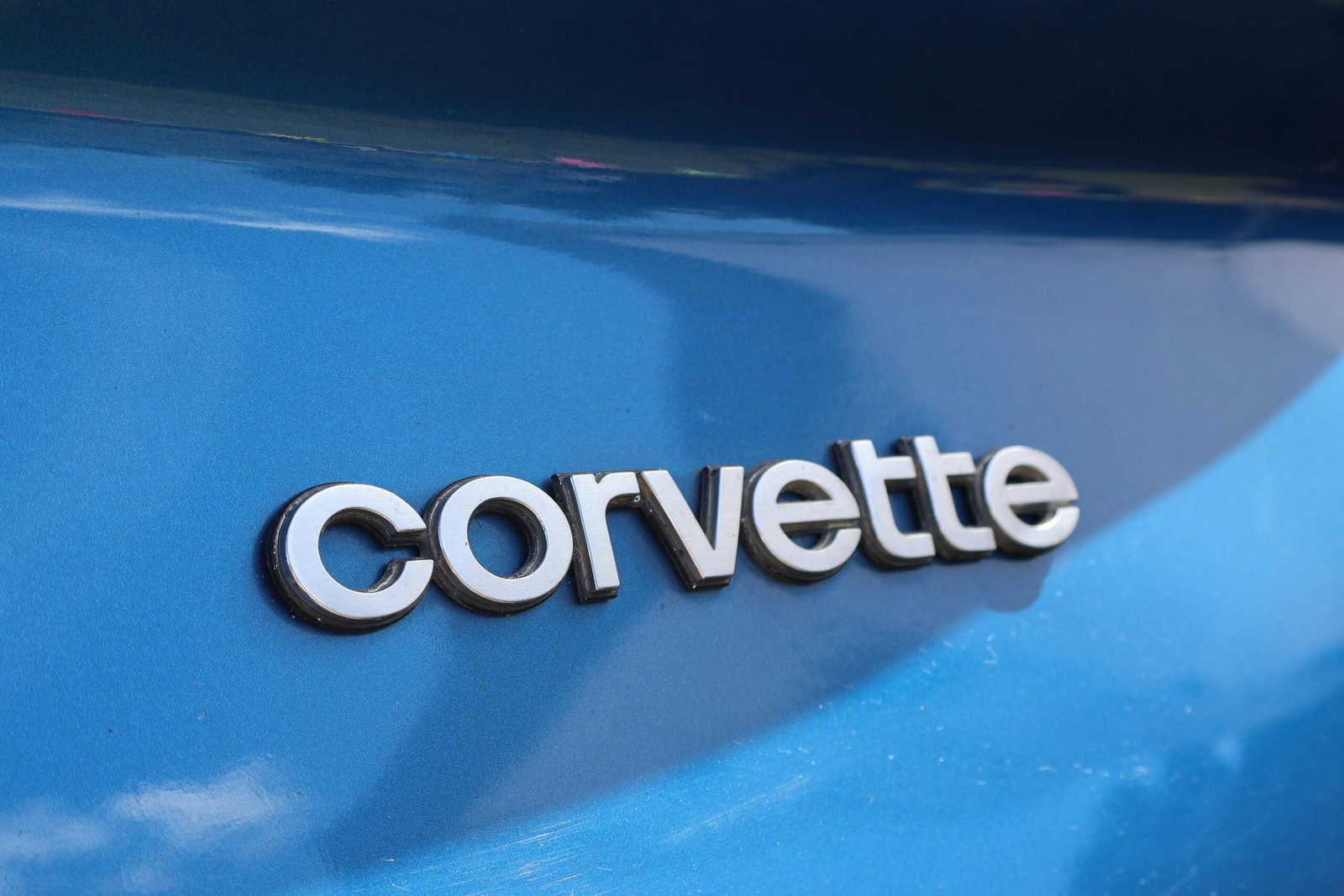 a close up of the word corvette on a blue car